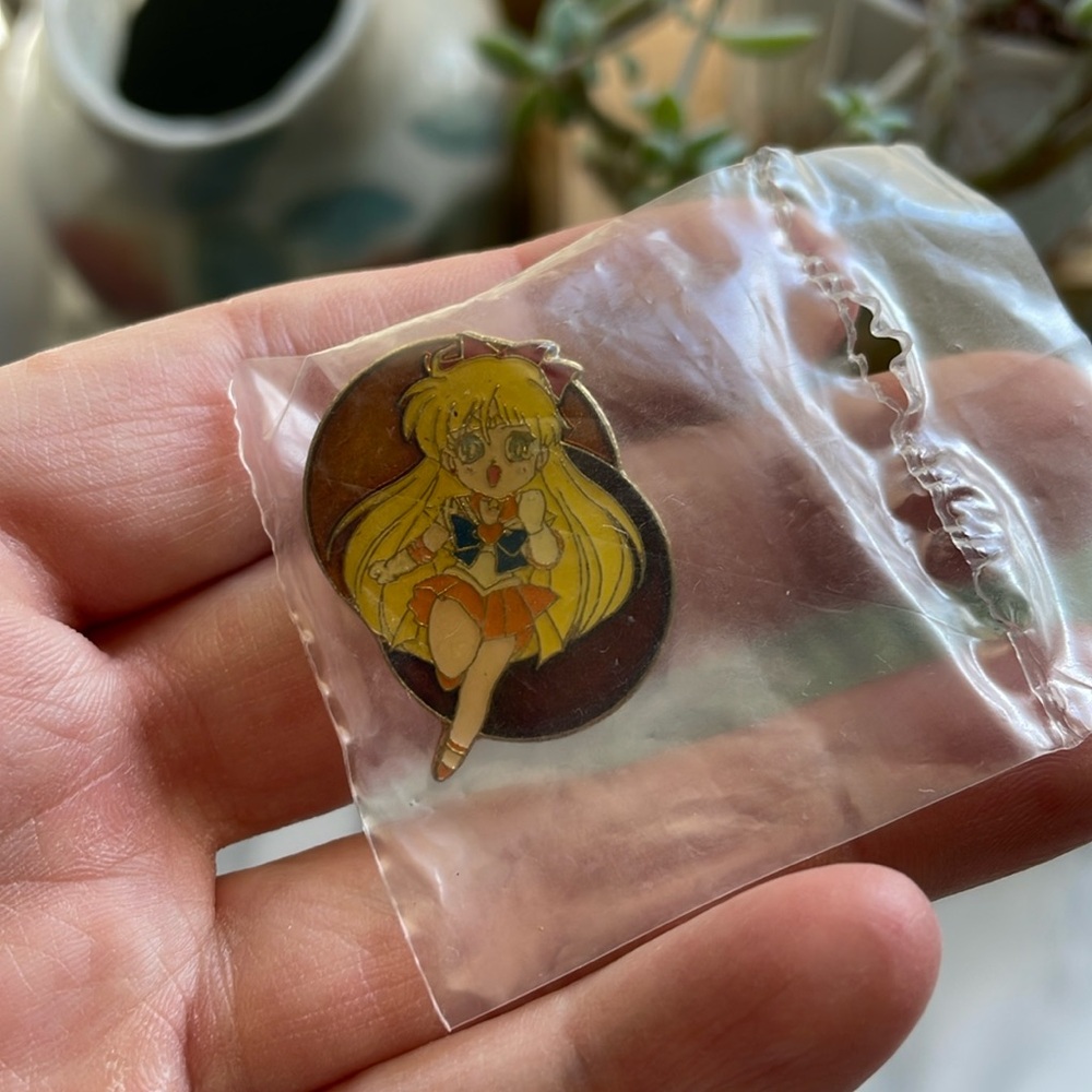 Vintage SAILOR MOON - Sailor Venus PIN Sealed